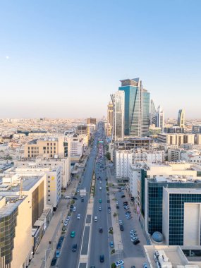 Riyad şehrinin hava aracı görüntüsü şehrin modern siluetini gözler önüne seriyor, önemli kuleler ve çağdaş şehir tasarımı da dahil..