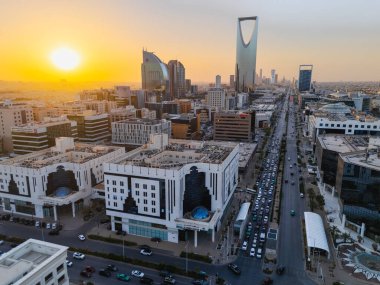 Riyad 'ın Çarpıcı Hava Aracı Fotoğrafı, Suudi Arabistan' ın Krallık Merkezi Kulesi ve Günbatımındaki Şehir Manzarası