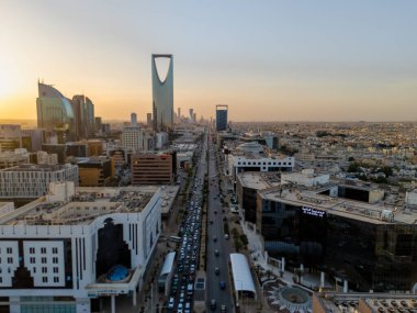 Riyad 'ın Çarpıcı Hava Aracı Fotoğrafı, Suudi Arabistan' ın Krallık Merkezi Kulesi ve Günbatımındaki Şehir Manzarası