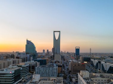 Riyad 'ın Çarpıcı Hava Aracı Fotoğrafı, Suudi Arabistan' ın Krallık Merkezi Kulesi ve Günbatımındaki Şehir Manzarası