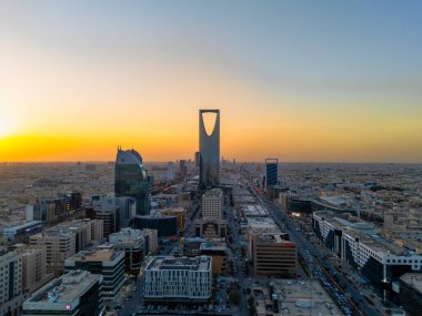 Riyad 'ın Çarpıcı Hava Aracı Fotoğrafı, Suudi Arabistan' ın Krallık Merkezi Kulesi ve Günbatımındaki Şehir Manzarası