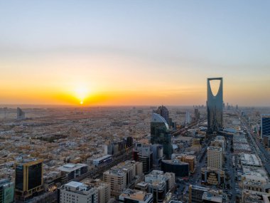 Riyad 'ın Çarpıcı Hava Aracı Fotoğrafı, Suudi Arabistan' ın Krallık Merkezi Kulesi ve Günbatımındaki Şehir Manzarası