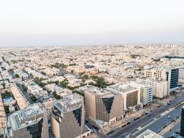 Riyad şehrinin hava aracı görüntüsü şehrin modern siluetini gözler önüne seriyor, önemli kuleler ve çağdaş şehir tasarımı da dahil..