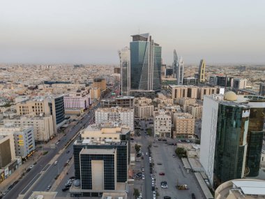 Riyad şehrinin hava aracı görüntüsü şehrin modern siluetini gözler önüne seriyor, önemli kuleler ve çağdaş şehir tasarımı da dahil..
