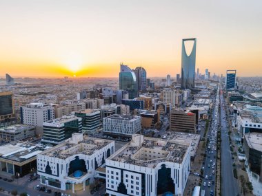 Riyad 'ın Çarpıcı Hava Aracı Fotoğrafı, Suudi Arabistan' ın Krallık Merkezi Kulesi ve Günbatımındaki Şehir Manzarası