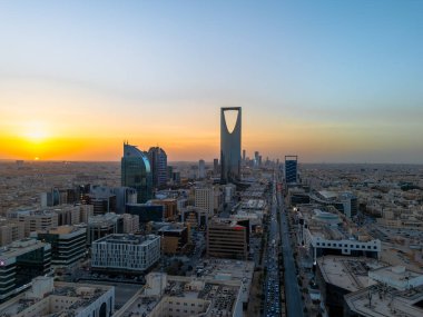 Riyad 'ın Çarpıcı Hava Aracı Fotoğrafı, Suudi Arabistan' ın Krallık Merkezi Kulesi ve Günbatımındaki Şehir Manzarası