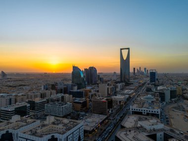 Riyad 'ın Çarpıcı Hava Aracı Fotoğrafı, Suudi Arabistan' ın Krallık Merkezi Kulesi ve Günbatımındaki Şehir Manzarası