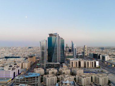 Riyad şehrinin hava aracı görüntüsü şehrin modern siluetini gözler önüne seriyor, önemli kuleler ve çağdaş şehir tasarımı da dahil..