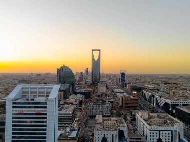 Riyad 'ın Çarpıcı Hava Aracı Fotoğrafı, Suudi Arabistan' ın Krallık Merkezi Kulesi ve Günbatımındaki Şehir Manzarası