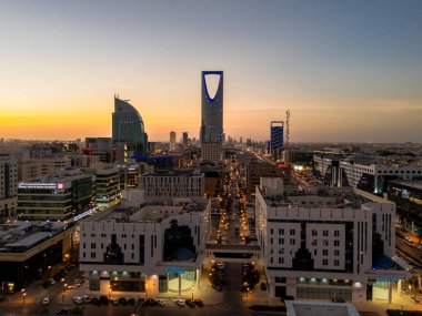 Riyad 'ın Çarpıcı Hava Aracı Fotoğrafı, Suudi Arabistan' ın Krallık Merkezi Kulesi ve Günbatımındaki Şehir Manzarası