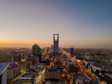 Riyad 'ın Çarpıcı Hava Aracı Fotoğrafı, Suudi Arabistan' ın Krallık Merkezi Kulesi ve Günbatımındaki Şehir Manzarası