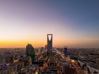 Riyad 'ın Çarpıcı Hava Aracı Fotoğrafı, Suudi Arabistan' ın Krallık Merkezi Kulesi ve Günbatımındaki Şehir Manzarası