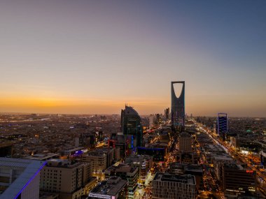 Riyad 'ın Çarpıcı Hava Aracı Fotoğrafı, Suudi Arabistan' ın Krallık Merkezi Kulesi ve Günbatımındaki Şehir Manzarası