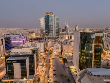 Suudi Arabistan 'daki Riyad kentinin insansız hava aracı fotoğrafı. Sergide kent simgeleri, modern ufuk çizgisi, önemli kuleler ve şehir tasarımı sergileniyor..