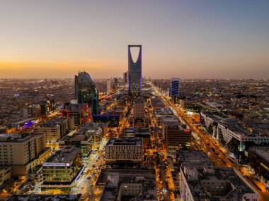 Riyad 'ın Çarpıcı Hava Aracı Fotoğrafı, Suudi Arabistan' ın Krallık Merkezi Kulesi ve Günbatımındaki Şehir Manzarası