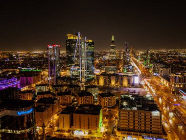 Suudi Arabistan 'daki Riyad kentinin insansız hava aracı fotoğrafı. Sergide kent simgeleri, modern ufuk çizgisi, önemli kuleler ve şehir tasarımı sergileniyor..