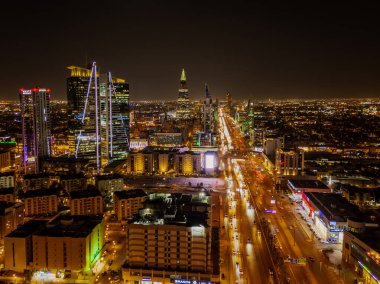 Suudi Arabistan 'daki Riyad kentinin insansız hava aracı fotoğrafı. Sergide kent simgeleri, modern ufuk çizgisi, önemli kuleler ve şehir tasarımı sergileniyor..
