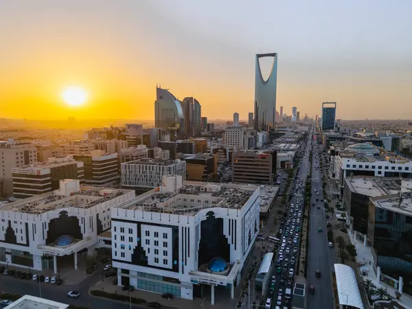 Riyad 'ın Çarpıcı Hava Aracı Fotoğrafı, Suudi Arabistan' ın Krallık Merkezi Kulesi ve Günbatımındaki Şehir Manzarası