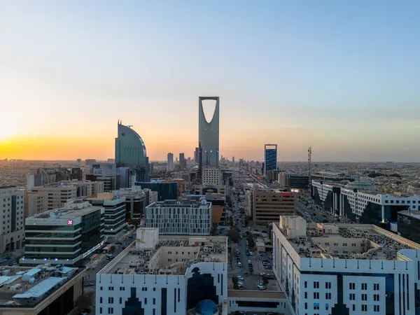 Riyad 'ın Çarpıcı Hava Aracı Fotoğrafı, Suudi Arabistan' ın Krallık Merkezi Kulesi ve Günbatımındaki Şehir Manzarası