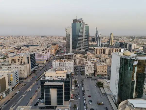 Riyad şehrinin hava aracı görüntüsü şehrin modern siluetini gözler önüne seriyor, önemli kuleler ve çağdaş şehir tasarımı da dahil..