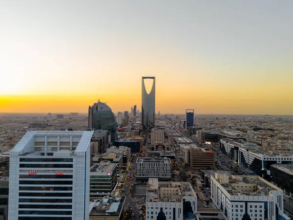 Riyad 'ın Çarpıcı Hava Aracı Fotoğrafı, Suudi Arabistan' ın Krallık Merkezi Kulesi ve Günbatımındaki Şehir Manzarası