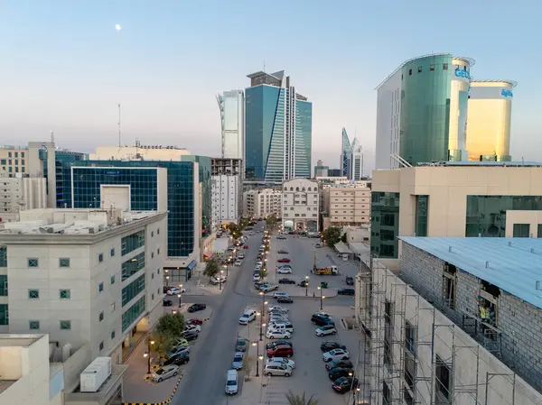 Riyad şehrinin hava aracı görüntüsü şehrin modern siluetini gözler önüne seriyor, önemli kuleler ve çağdaş şehir tasarımı da dahil..