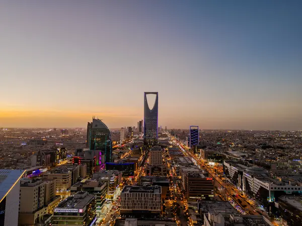 Riyad 'ın Çarpıcı Hava Aracı Fotoğrafı, Suudi Arabistan' ın Krallık Merkezi Kulesi ve Günbatımındaki Şehir Manzarası
