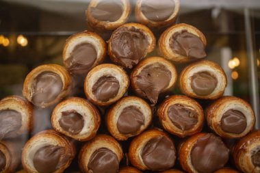 Milan 'da çikolatalı kremalı İtalyan börekleri. Sicilya kanolli böreği, İtalya 'da uisine. Kahve ve tatlı.