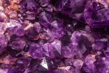 Ametist kuvars duvar kağıdı. Parlatılmış değerli taş desenli arka plan. Kristal ham taş dokusu