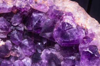 Ametist kuvars duvar kağıdı. Parlatılmış değerli taş desenli arka plan. Kristal ham taş dokusu