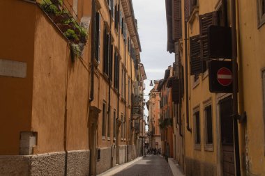 İtalya 'nın Verona, Veneto bölgesindeki antik caddesindeki parlak mavi gökyüzü arka planına sahip binaların yatay genel plan fotoğrafı. Veronese Yazın güzel sokaklar