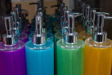 Banyo için farklı renklerde boş renkli borular. Sabun dağıtıcısı