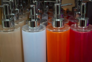 Banyo için farklı renklerde boş renkli borular. Sabun dağıtıcısı