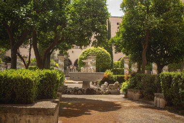 İtalya, Napoli 'deki Santa Chiara Manastırı' ndaki manastır bahçesinde fıskiyeli ve güzel fayanslı sütunları olan bir parka giden yol. İtalya 'da Tatil
