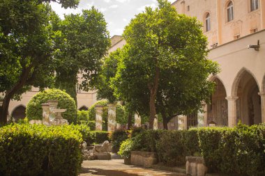İtalya, Napoli 'deki Santa Chiara Manastırı' ndaki manastır bahçesinde fıskiyeli ve güzel fayanslı sütunları olan bir parka giden yol. İtalya 'da Tatil