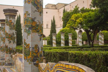 Güzel fayanslı sütunlar ve İtalya, Napoli 'deki Santa Chiara Manastırı' nın manastır bahçesinde bulunan mayolik süslerle süslü bank. İtalya 'da Tatil