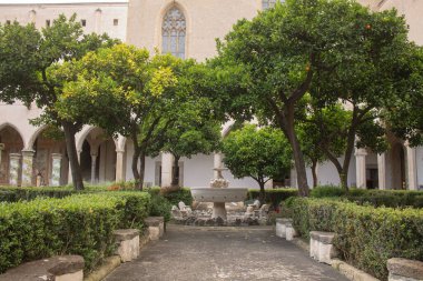 İtalya, Napoli 'deki Santa Chiara Manastırı' ndaki manastır bahçesinde fıskiyeli ve güzel fayanslı sütunları olan bir parka giden yol. İtalya 'da Tatil
