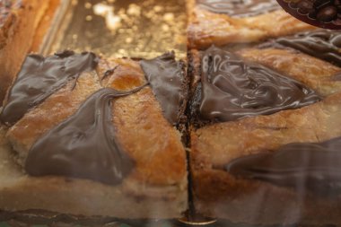 Pastiserya 'da çikolatalı İtalyan turtası. İtalya' da bir kahve dükkanı.