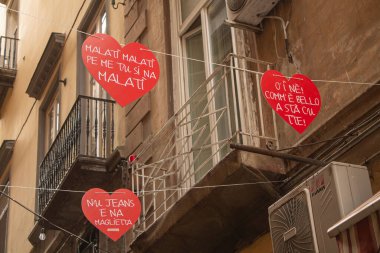 Napoli sokaklarında kırmızı kalp çelenkleri ve dekorasyonlar, İtalyan kültürü, Güney İtalya 'da turistik manzara
