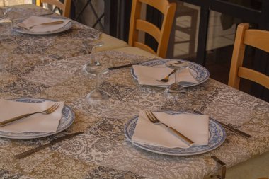 Güneşli bir günde restoranda beş ya da altı kişilik masa, İtalya 'da şube ve akşam yemeği.