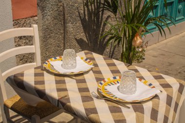 Güneşli bir günde restoranda iki kişilik masa, İtalya 'da şube ve akşam yemeği.