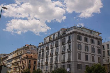 İtalya 'da mavi, gri ve beyaz binalar inşa ediyoruz.