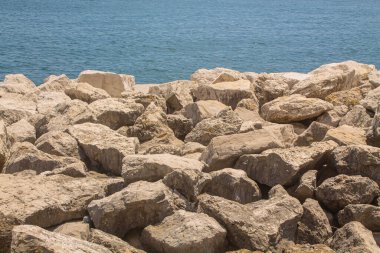 Sahildeki deniz taşları, deniz kıyısı.