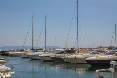 Yat limanında tekneler. Dağlarda deniz kıyısında park etmiş güzel beyaz yatlar ve Vezüv volkanı arka planı, Napoli, İtalya