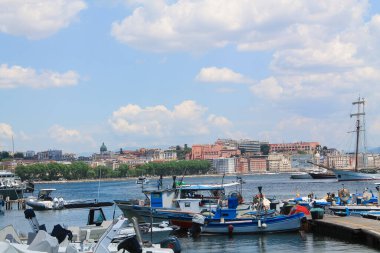 Yat limanında tekneler. Dağlarda deniz kıyısında park etmiş güzel beyaz yatlar ve Vezüv volkanı arka planı, Napoli, İtalya