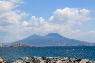 Mavi deniz, dağlar ve Napoli Körfezi 'ndeki Visuvius Dağı. Güney İtalya 'da tatil ve turizm