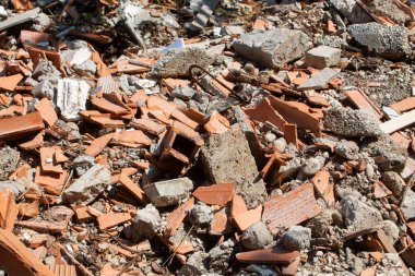 Çöplükte inşaat atığı. Küçük beton ve tuğla parçaları