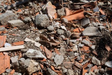 Çöplükte inşaat atığı. Küçük beton ve tuğla parçaları