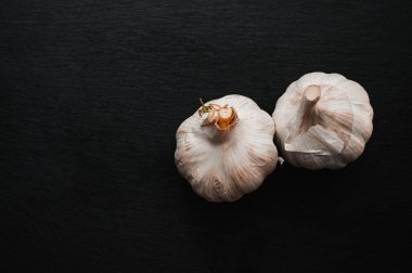 Siyah tahta üzerinde sarımsak..