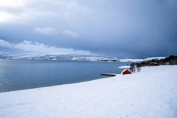 Χιονισμένη Ακτογραμμή Και Ψαράδικο Στην Πόλη Mortenhals Στο Tromso Norway — Φωτογραφία Αρχείου